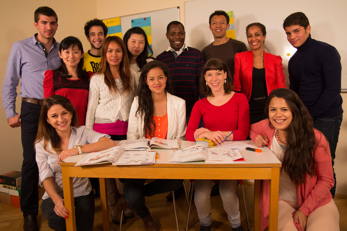 Menschen vor einem Schreibtisch